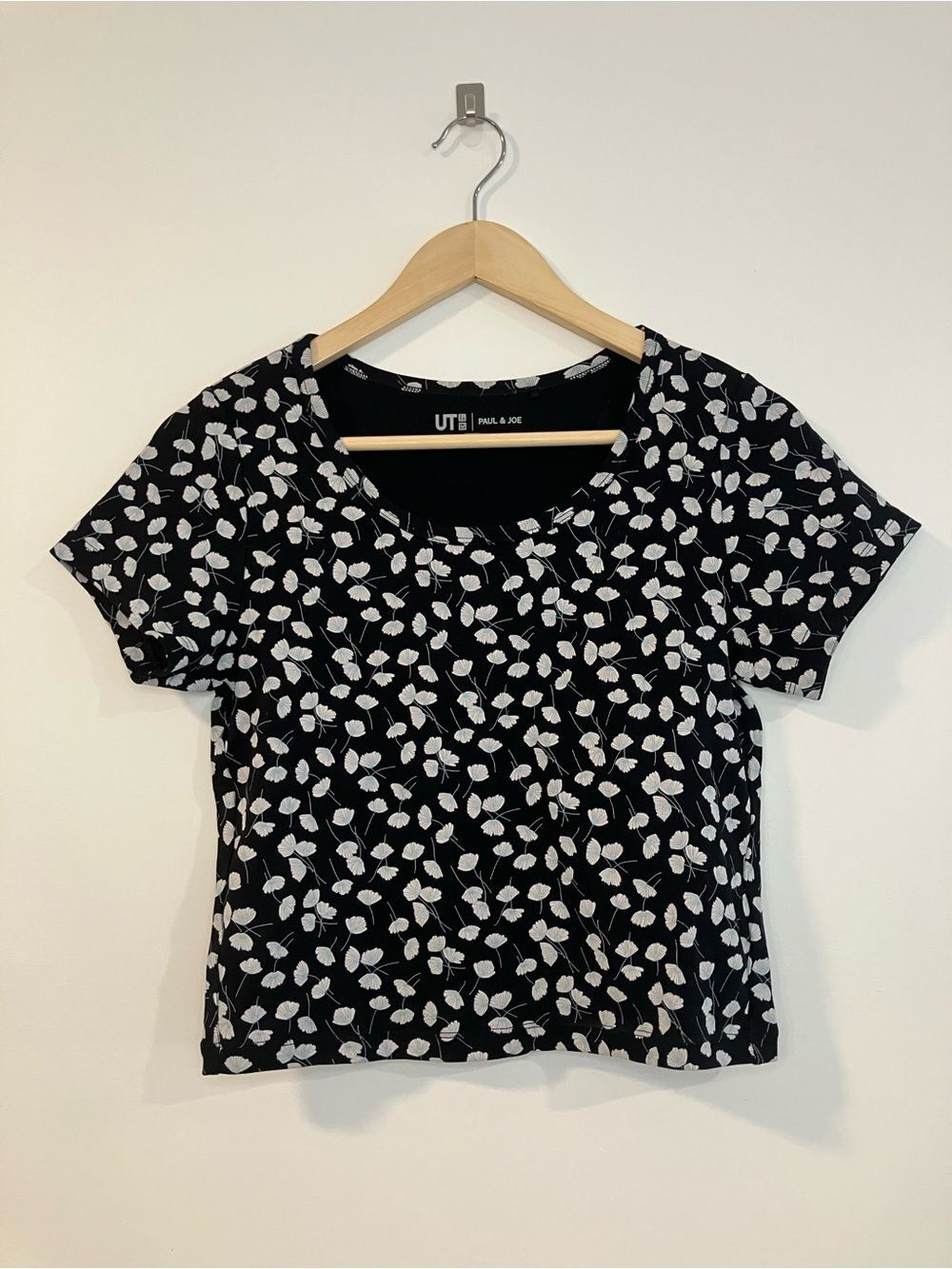 Uniqlo UT x Paul & Joe Black Floral Short Sleeve Cropped Tee Size M
